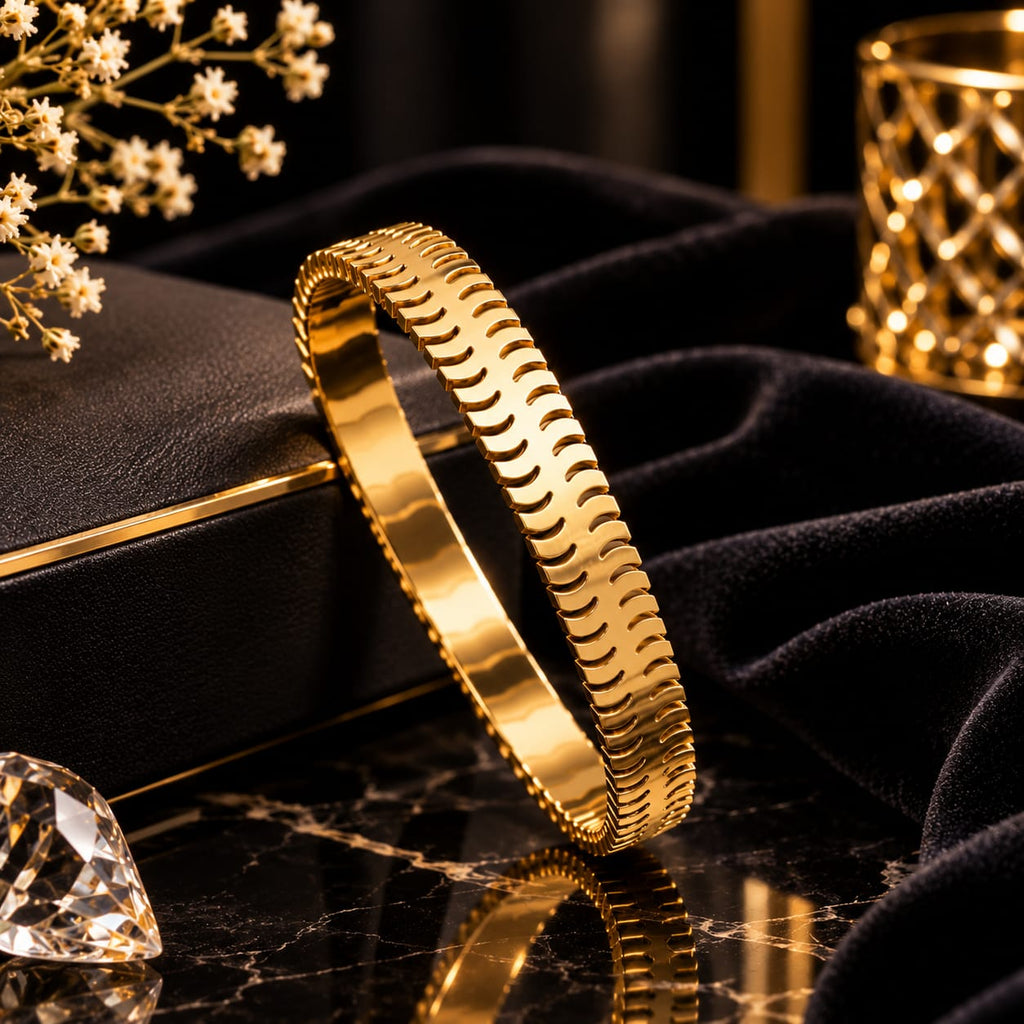 Luxury Gold-Tone Link Bracelet – Elegant Modern Bangle