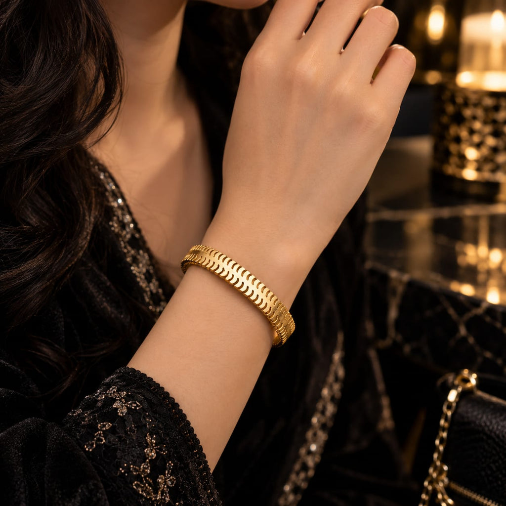 Luxury Gold-Tone Link Bracelet – Elegant Modern Bangle
